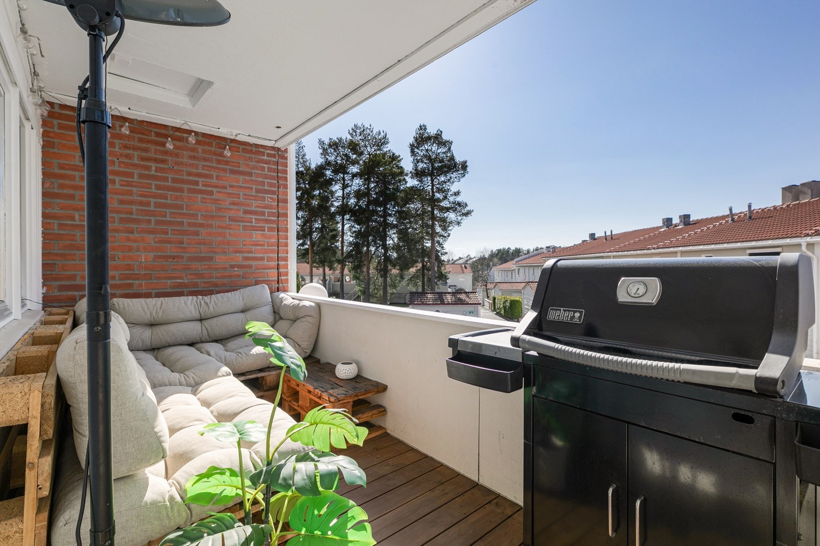 Balkongen er på hele 8kvm og har plass til både sittegruppe, grill og varmelampe. Galleribilde