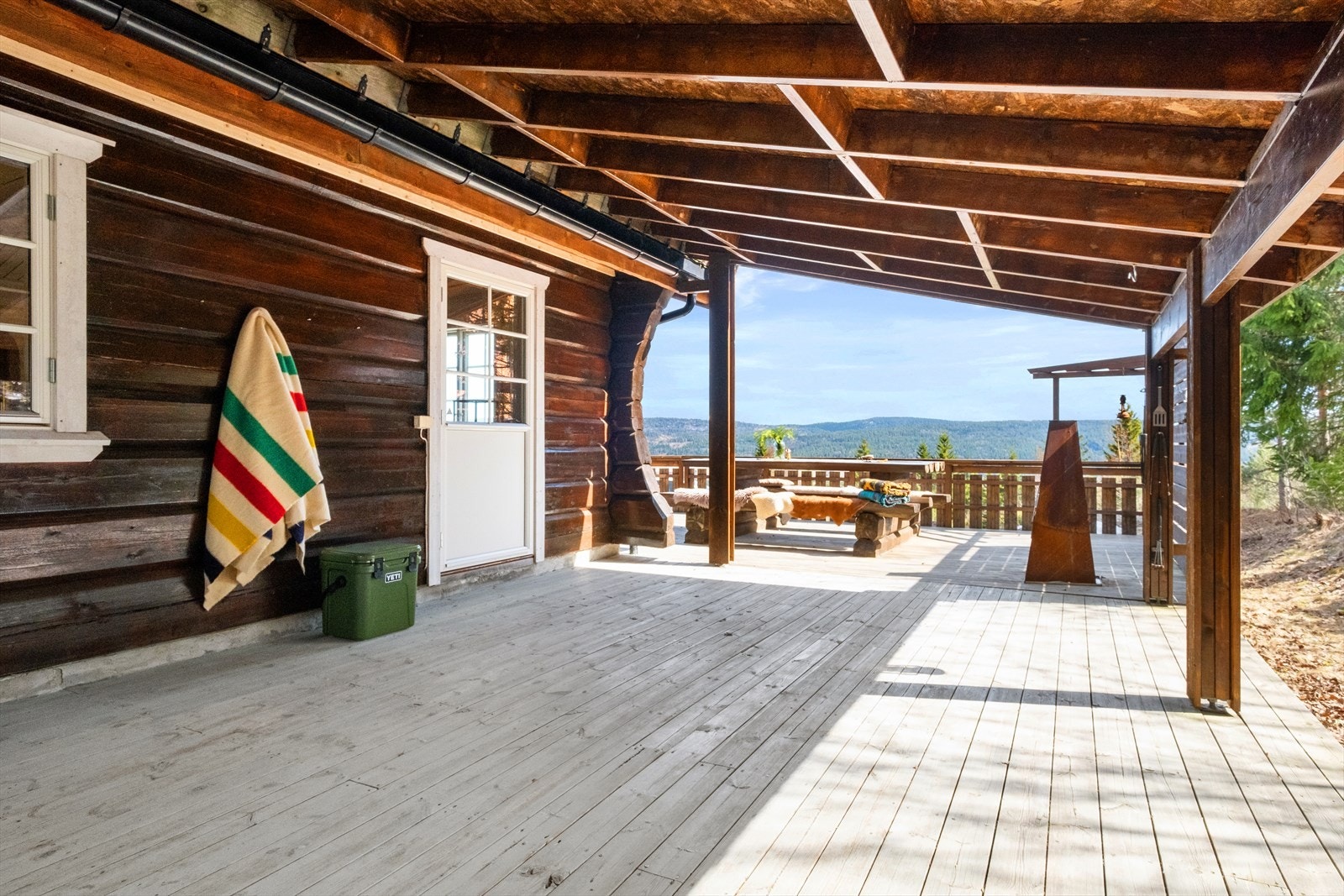 God plass til å sitte ute på regnværs dager Galleribilde