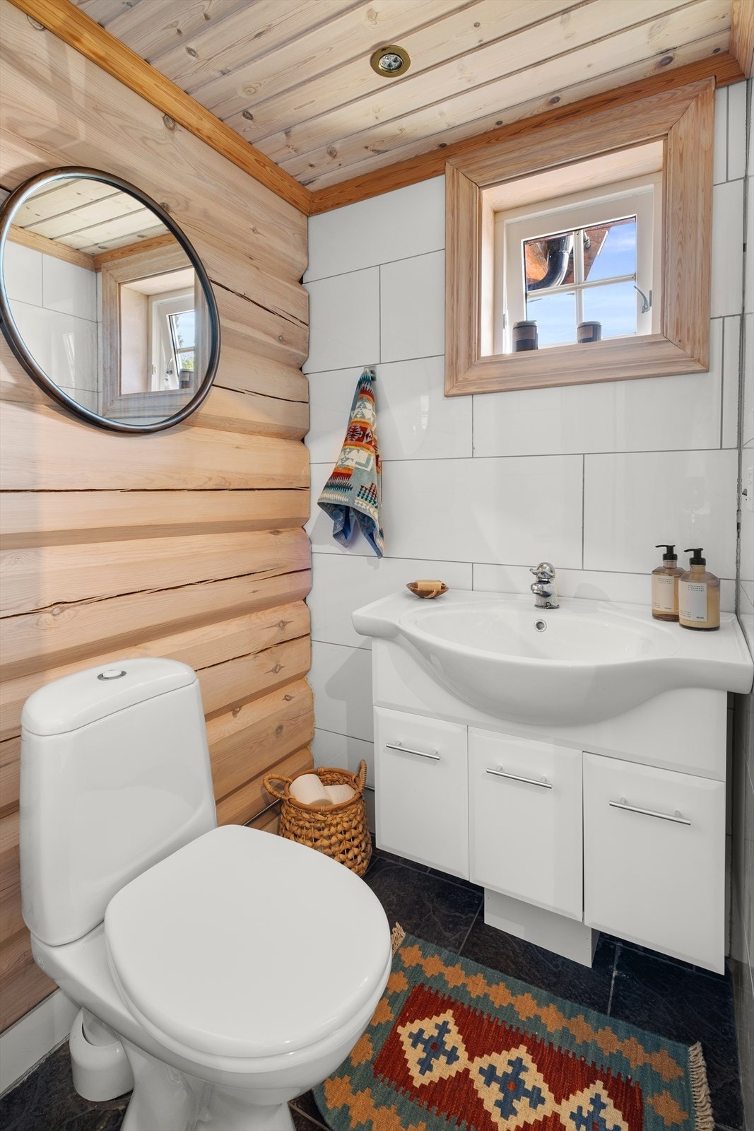 Ved siden av vindfanget er det toalettrom som er flislagt med varmekabler i gulv. Innredet med toalett og servant Galleribilde