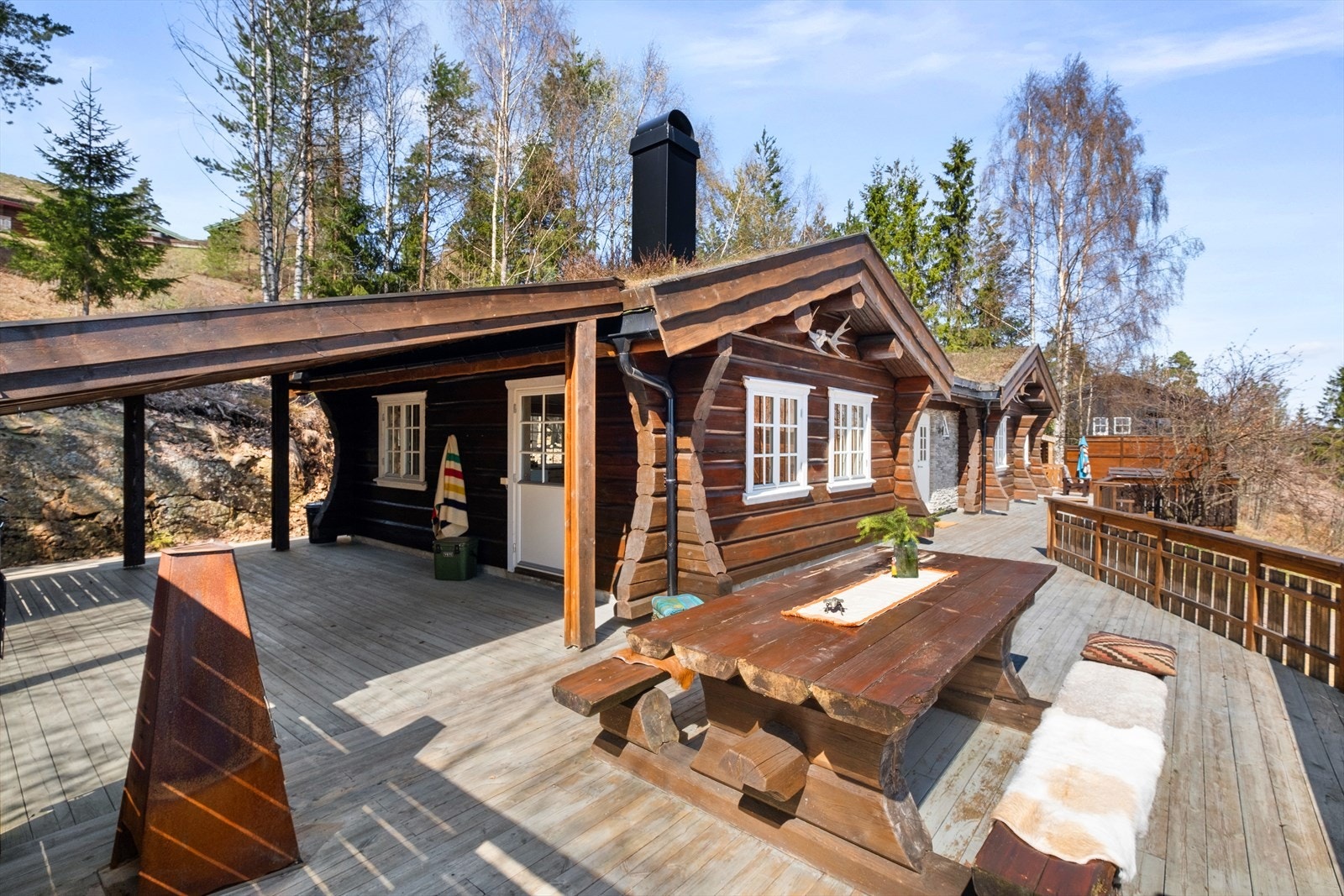 Fra stuen er det utgang til terrassen hvor den er overbygget ved terrassedøren Galleribilde