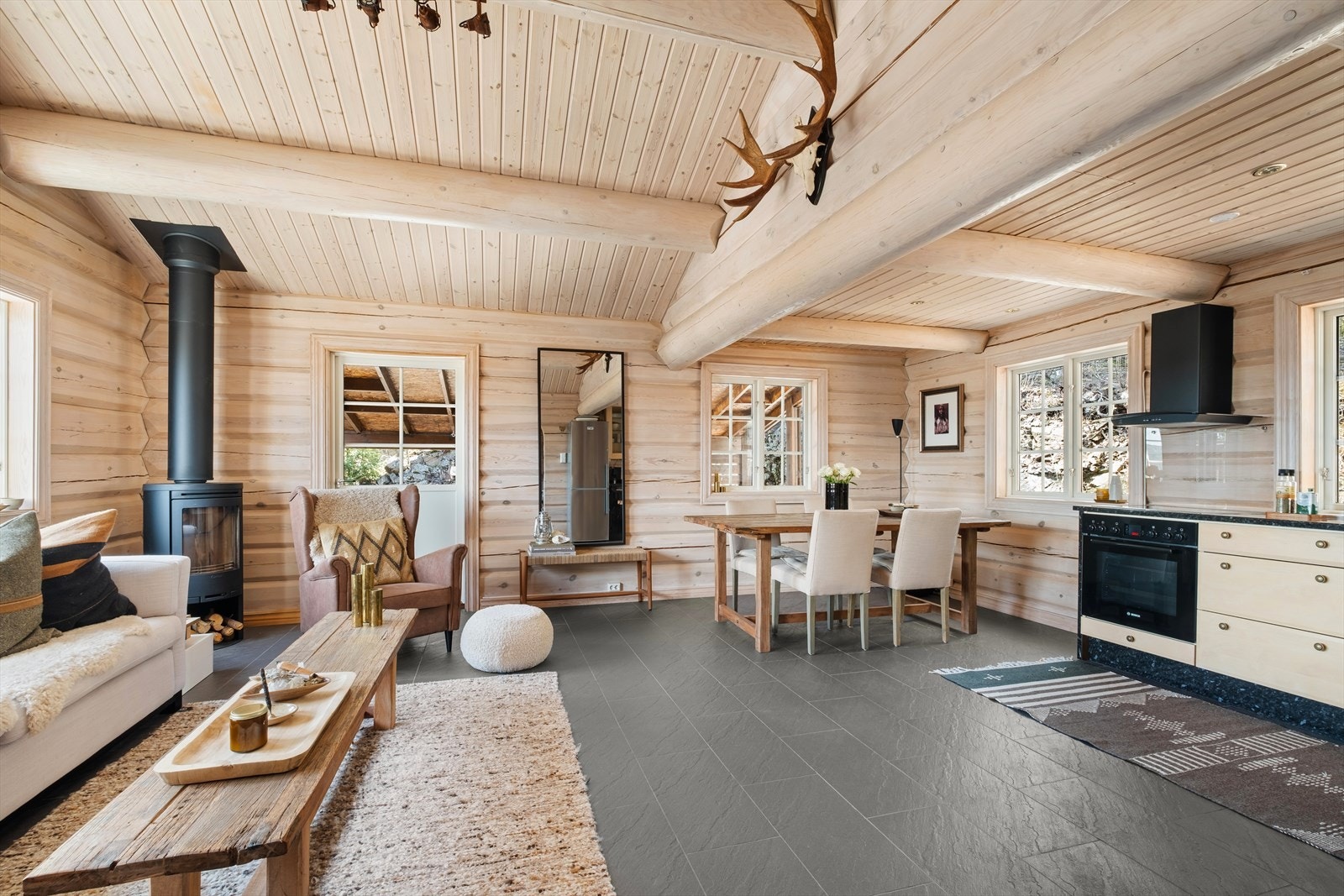 Stuen er i en åpen løsning med kjøkkenet og det er flislagt Galleribilde