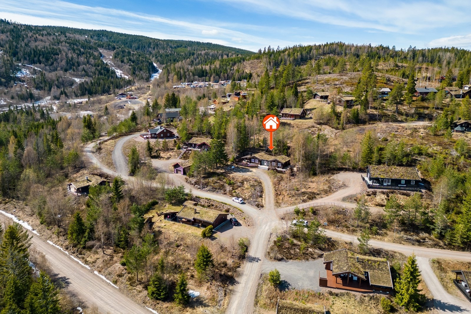 Hytta ligger delvis skjermet fra de andre hyttene Galleribilde