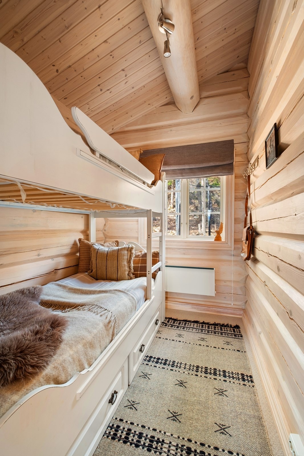 God takhøyde på dette soverommet og plass til køyeseng Galleribilde