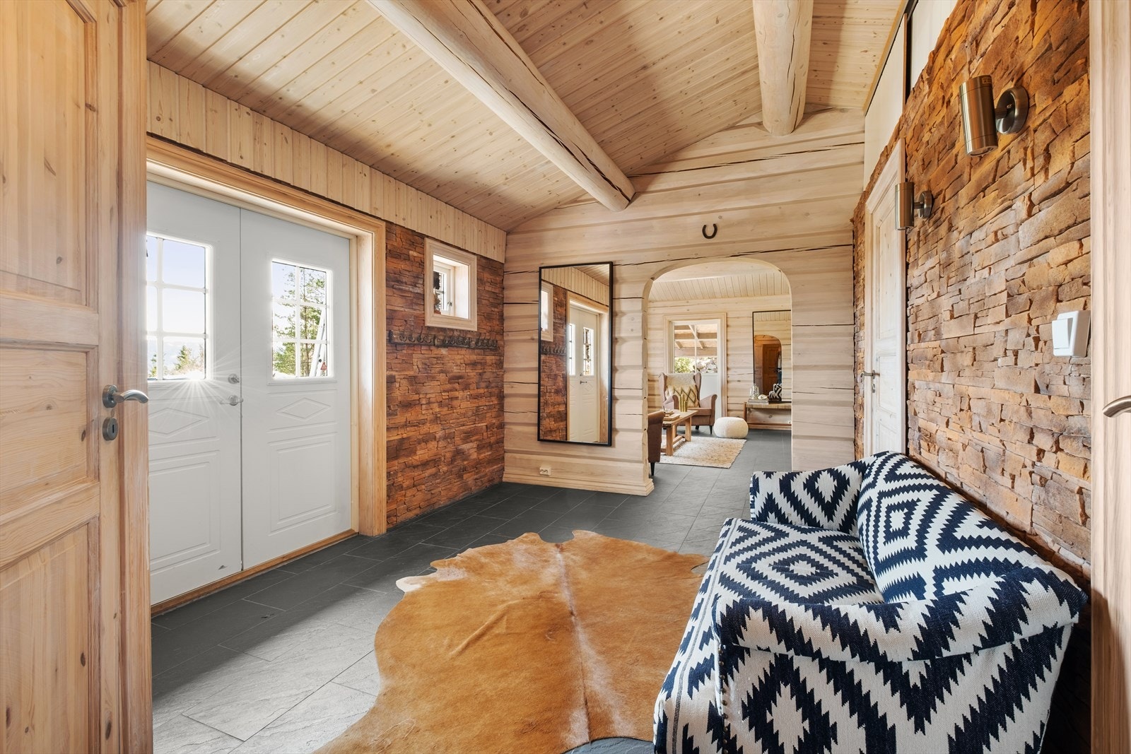 Flislagt vindfang med varmekabler i gulv. God takhøyde og oppbevaring over bad og vaskerom Galleribilde