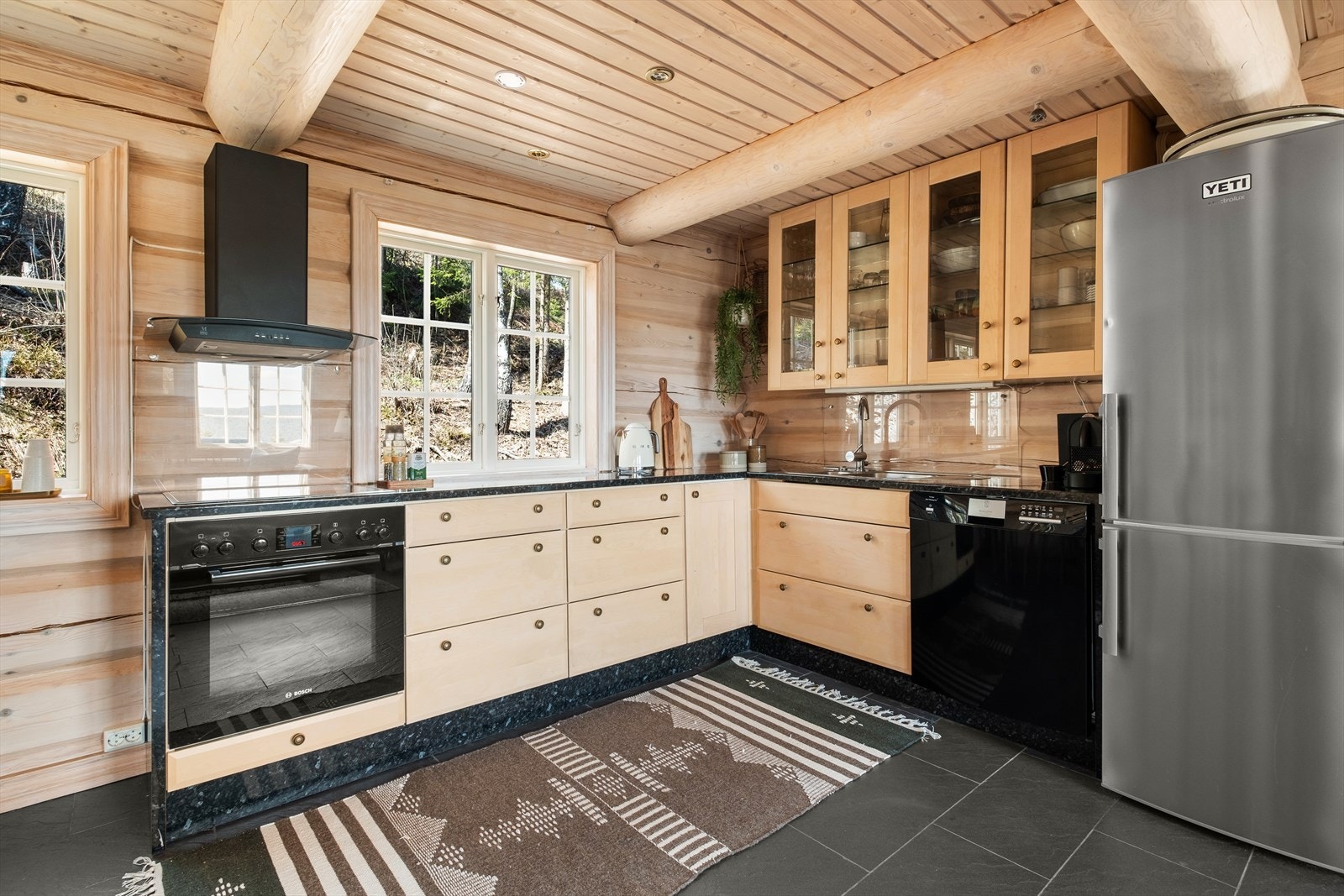 Kjøkkenet har godt med benkeplass og det er mulighet for å se rådyr - Selger har sett det Galleribilde