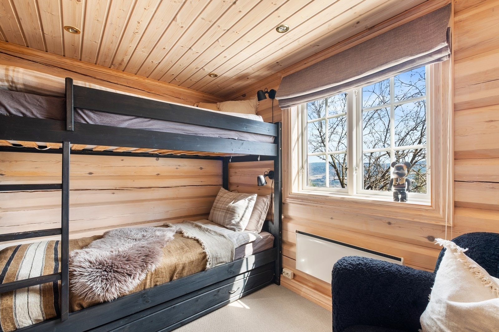 Soverommet har plass til køyeseng og god stol. Teppegulv som gir lun varme på kalde dager Galleribilde