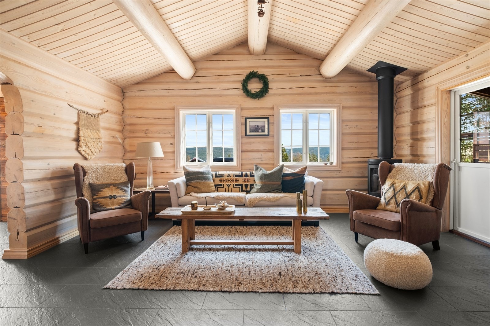 Kim Leite Slinning v/Eiendomsmegler1 Larvik har gleden av å presentere Alpinveien 423 en tømmerhytte med mange fine uteplasser og utsikt Galleribilde