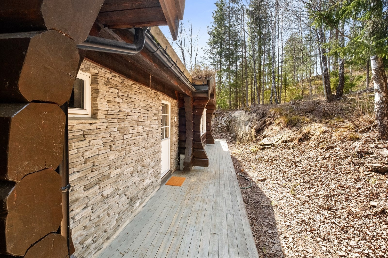 Her ser du utgang fra vaskerommet bak hytta Galleribilde