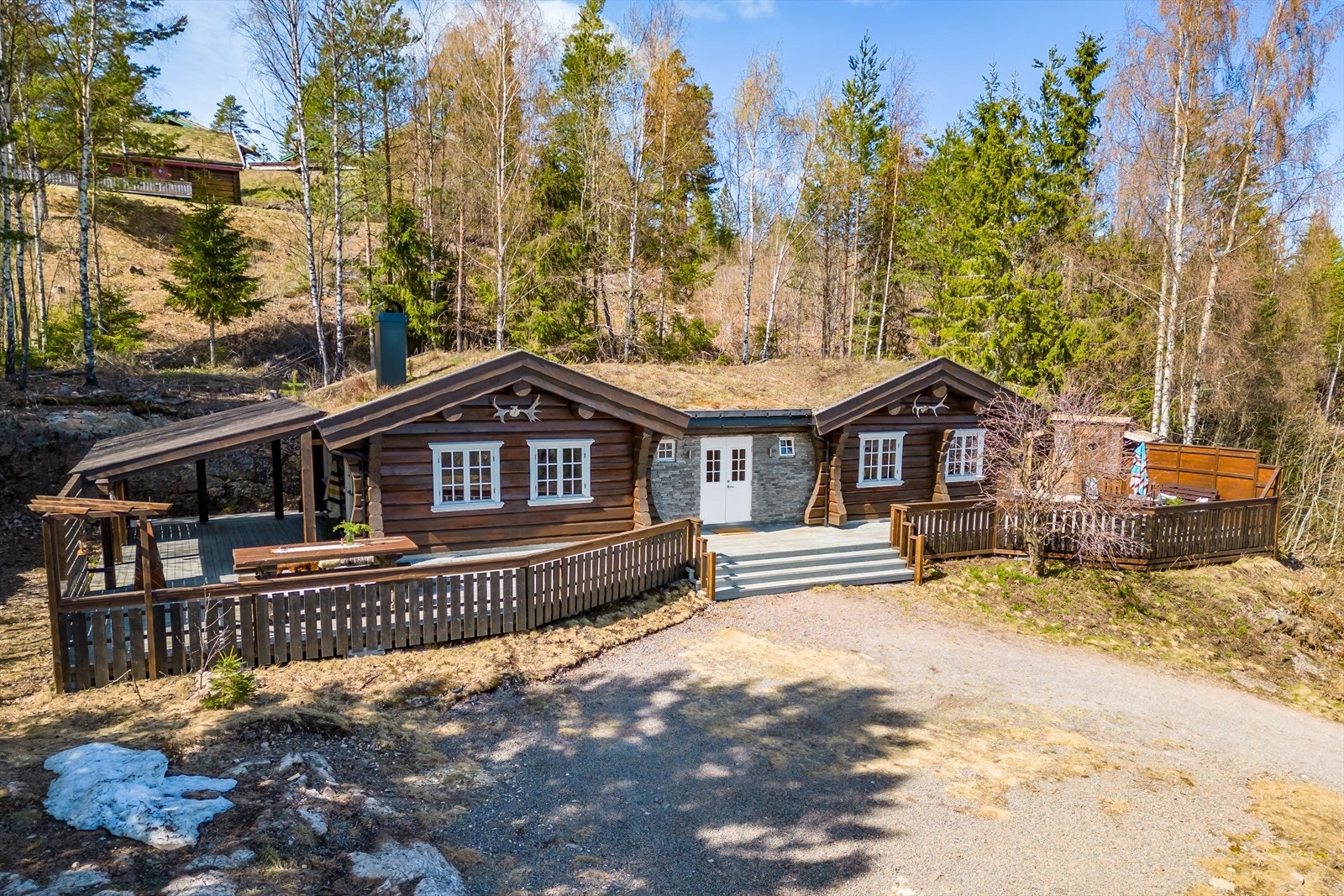 Hytta har god plass til flere utegrupper Galleribilde