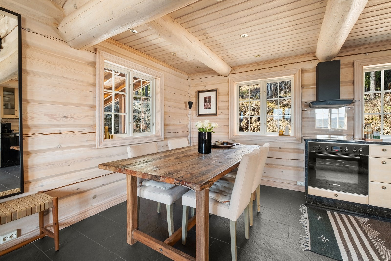 God plass til spisegruppe på kjøkkenet Galleribilde