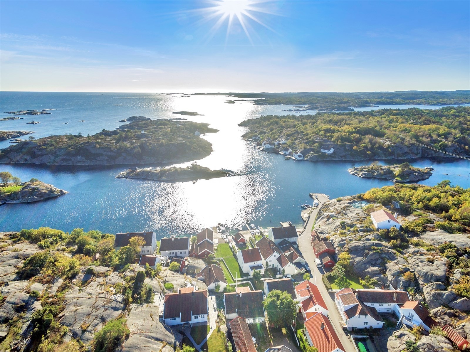 Hyttetomten og feltet ligger i kun 500m unna idylliske Brekkestø. Galleribilde