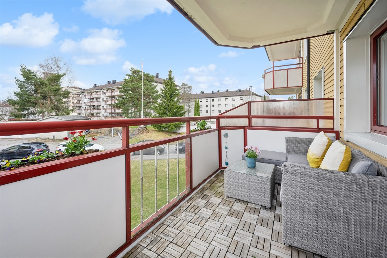 Fra stuen er det utgang til en sjarmerende sydvendt balkong på ca. 7,4 m² med gode solforhold. Galleribilde