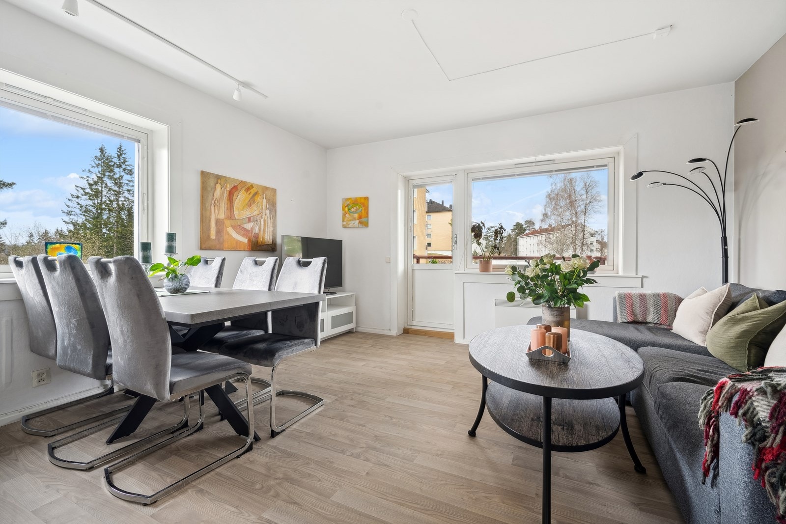 Lys og romslig stue med god plass til sofa, bord, spisegruppe og tv med tilhørende møblement. Galleribilde