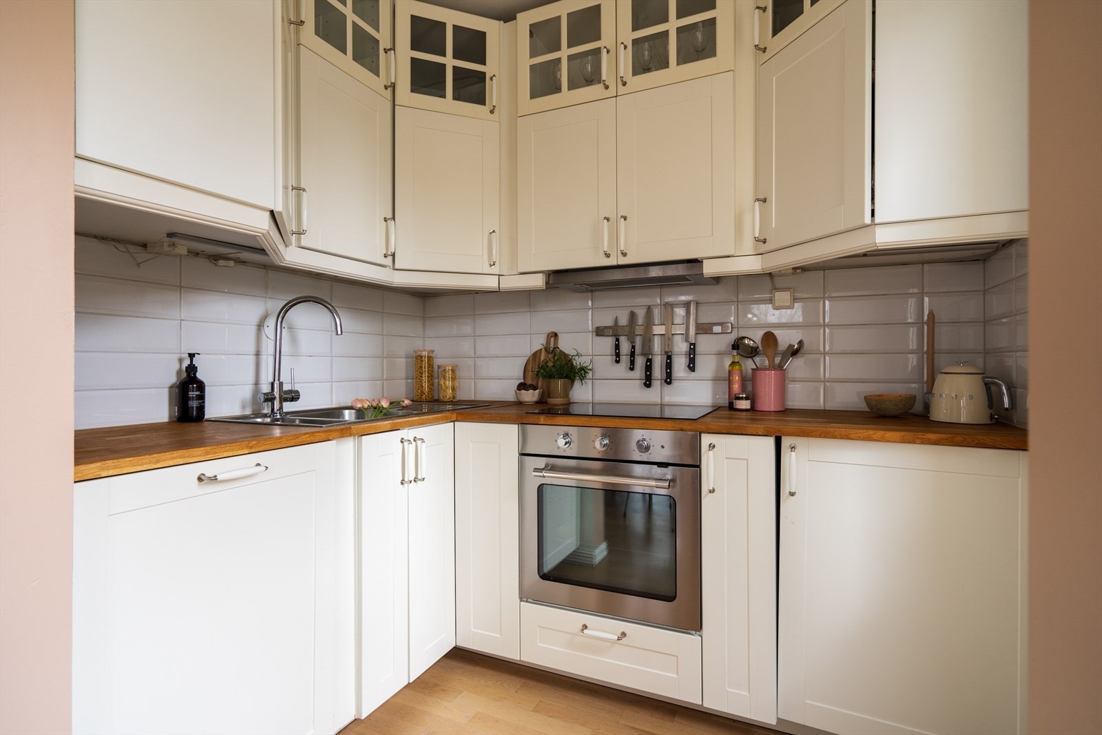 Videre inkluderer kjøkkenet en induksjon koketopp, innebygget stekeovn, integrert kjøleskap og oppvaskmaskin. Galleribilde