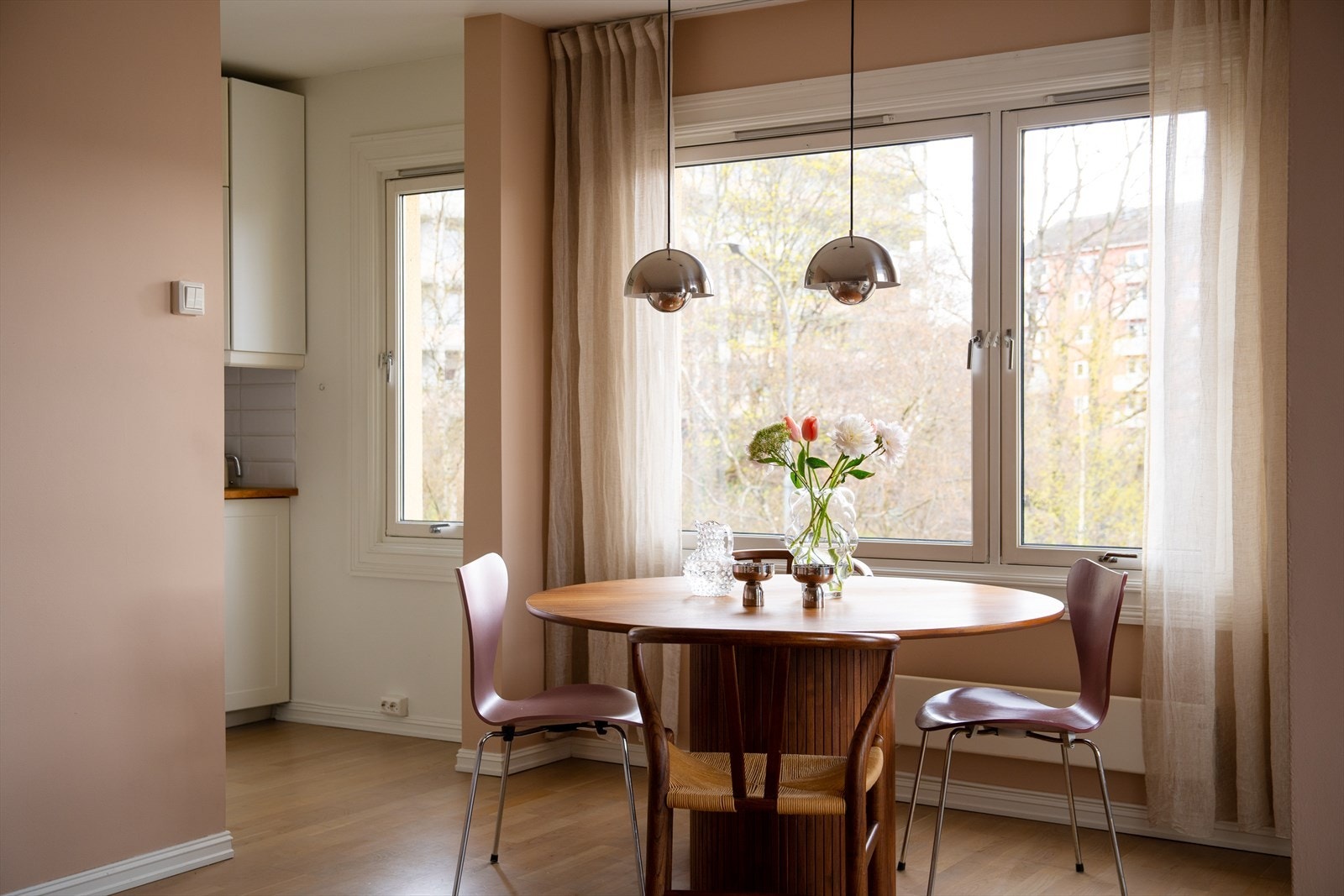 Stuen ligger i delvis åpen løsning mot kjøkkenet, men det føles likevel separat på grunn av en halvvegg. Galleribilde