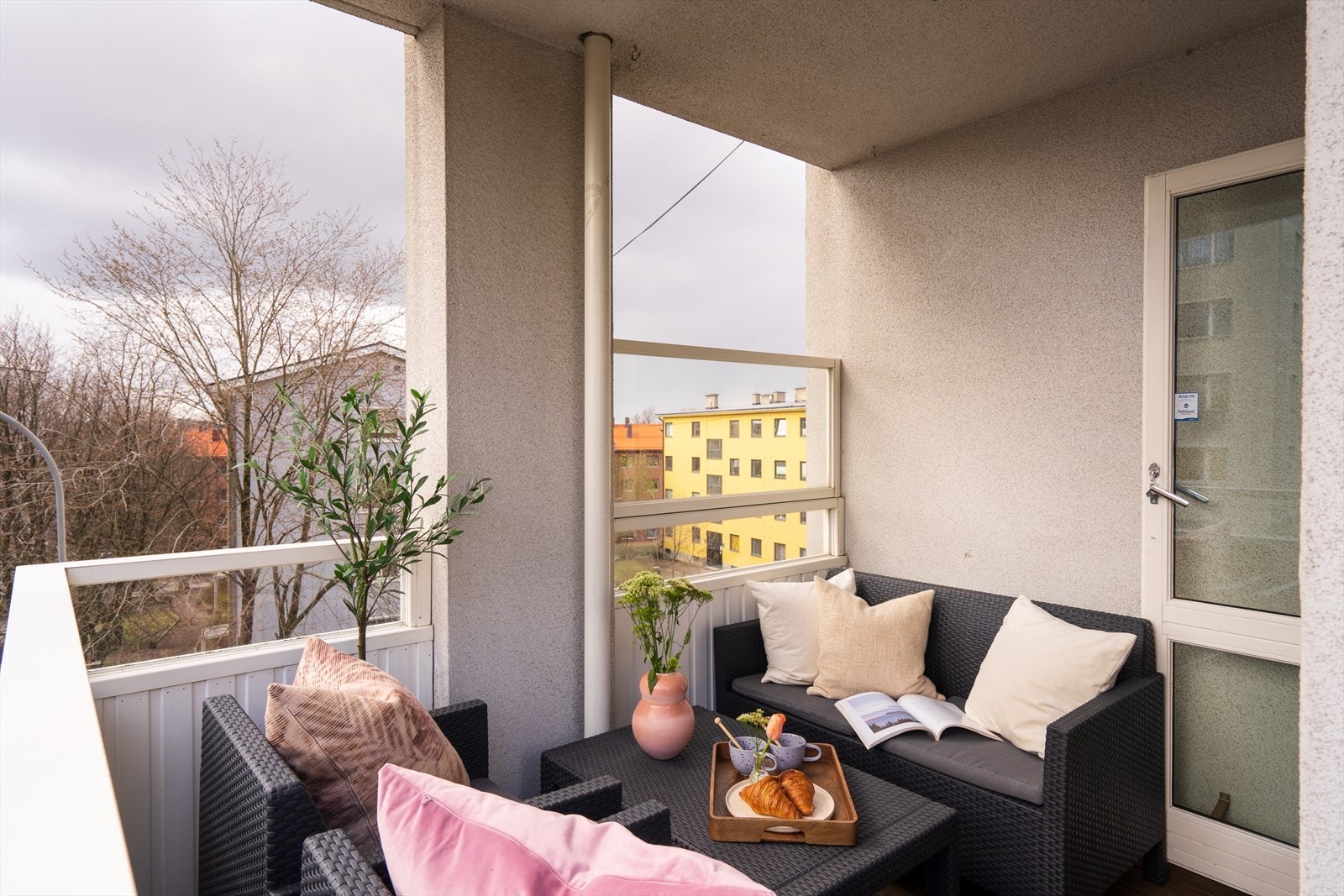 Balkongen har sol fra ca. 06:00 - 16:00 om sommeren. Galleribilde