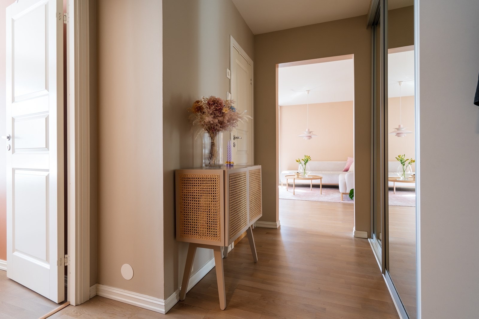 Boligen har lyst parkettgulv kombinert med veggflater malt i delikate og tidsriktige farger. Galleribilde