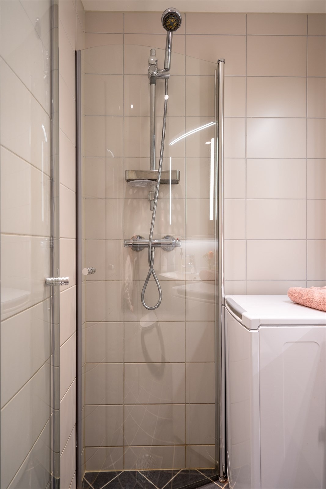 Det er også opplegg for vaskemaskin av smal type. Galleribilde