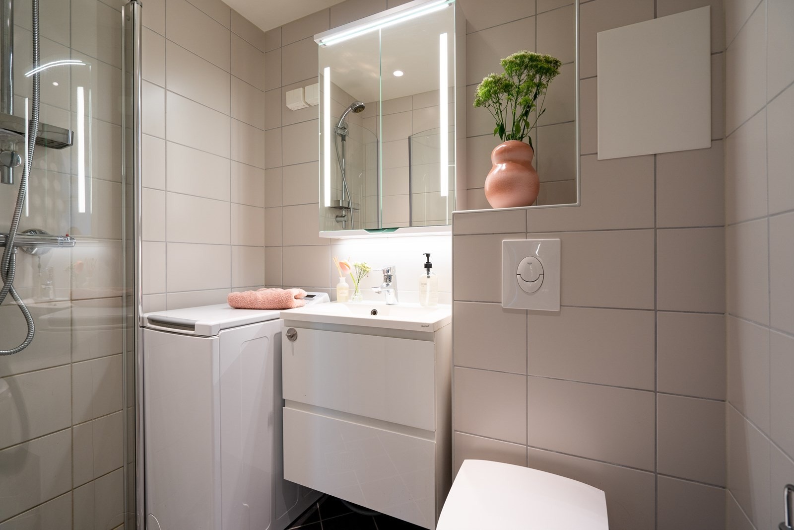 Baderom rehabilitert i regi av borettslaget i 2017 og fremstår lys og delikat. Galleribilde