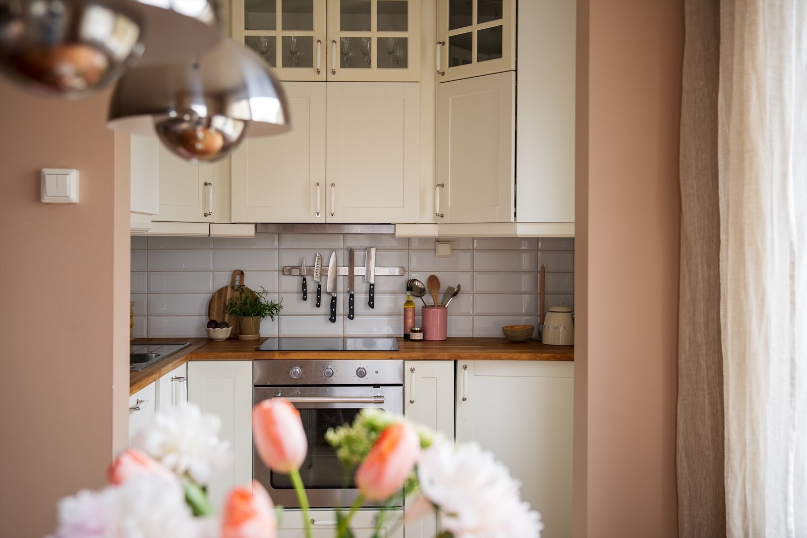 Kjøkkeninnredningen har lyse profilerte fronter og ny komfyr kjøpt i 2022. Galleribilde