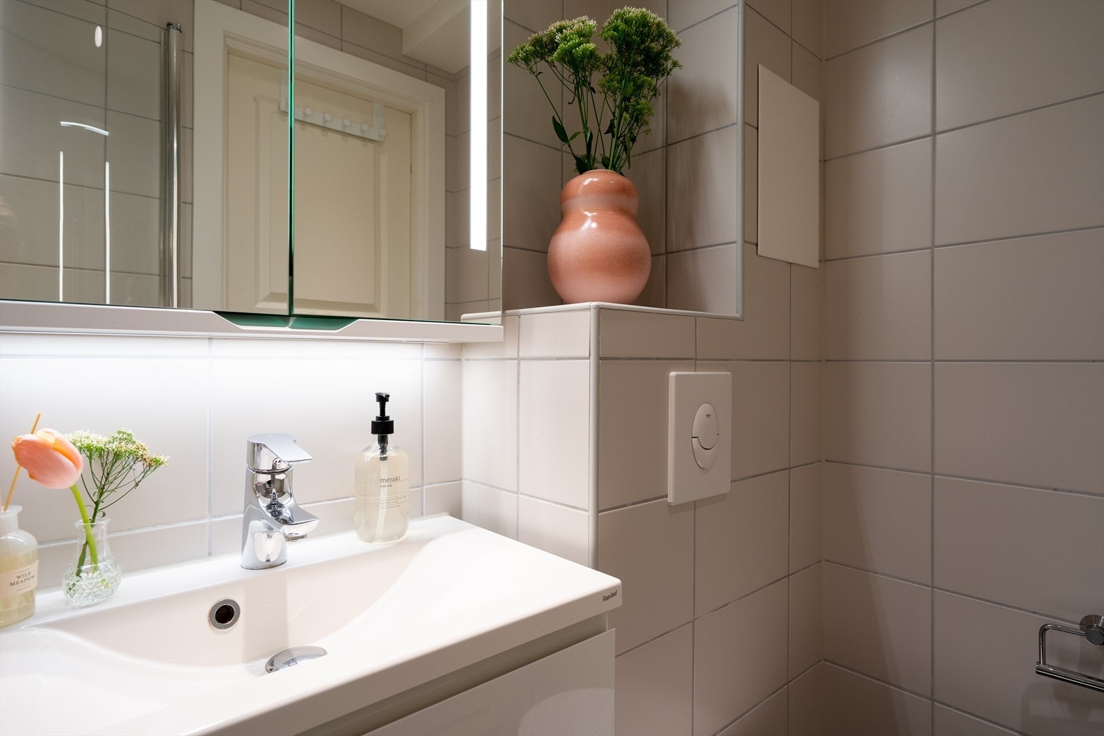 Det er gulvvarme på badet samt downlights i taket som gir en lun og behagelig atsmofære under morgen- og kveldstell. Galleribilde