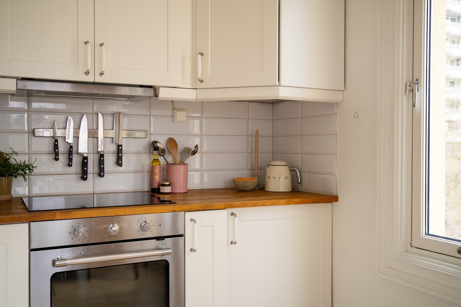 Kjøkkenet har god benke- og skapplass. Galleribilde