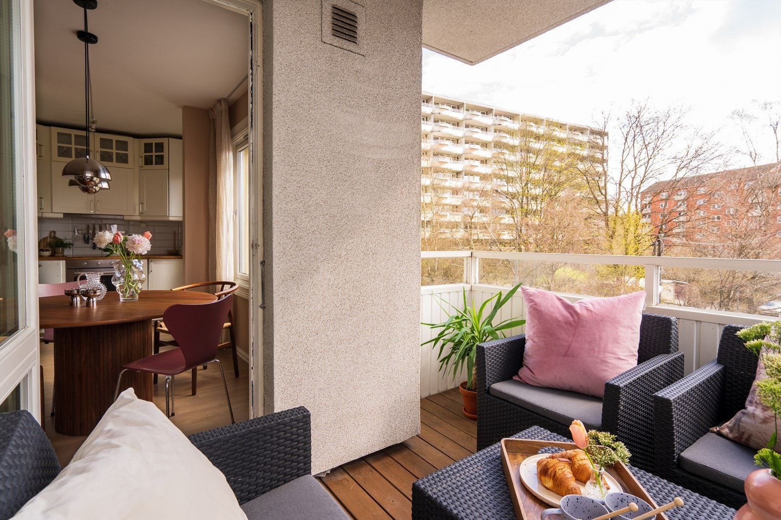 Her bor du høyt og fritt med fin utsikt ut mot grøntområder mellom boligblokkene. Galleribilde