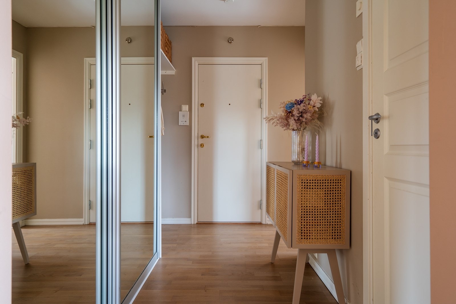 I gangen er det montert en stor skyvedørsgarderobe med masse lagringsplass. Galleribilde