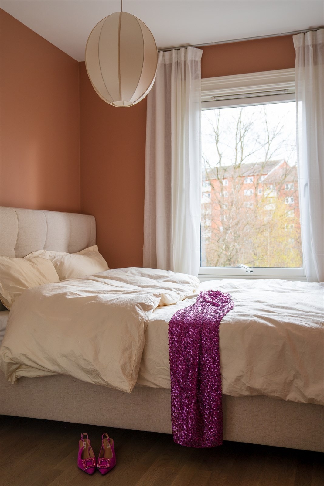 Rommet vender ut mot rolige Vossegata som er en tilbaketrukket sidegate. Galleribilde