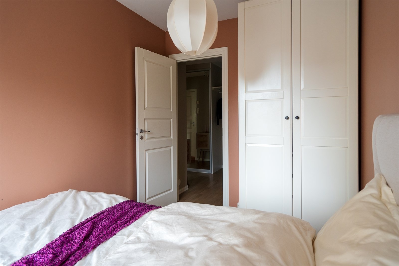 God plass til klær i skapinnredning som medfølger, samt stor skyvedørsgarderobe i gangen samt loftsbod og skap i kjeller. Galleribilde