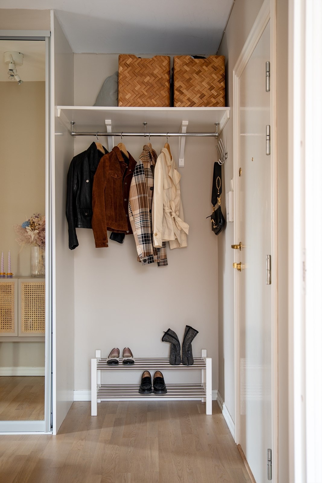 Det er i tillegg en åpen garderobe ved siden av for oppheng. Galleribilde