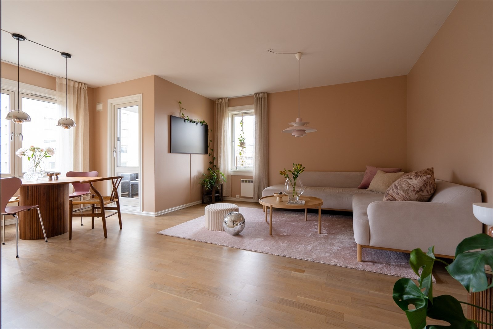 Boligen har en utrolig god planløsning med stor stue og god plass til en stor sofa med tilhørende møblement i tillegg til spisebord. Galleribilde