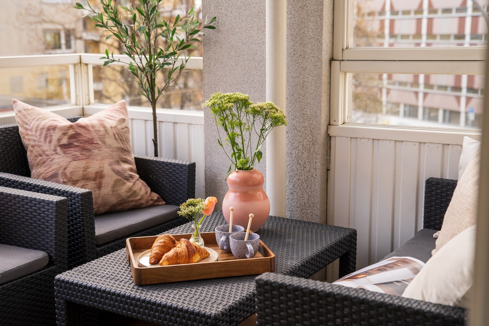 Det er god plass til en sittegruppe hvor du kan invitere til sosiale sammenkomster ute om sommeren. Galleribilde