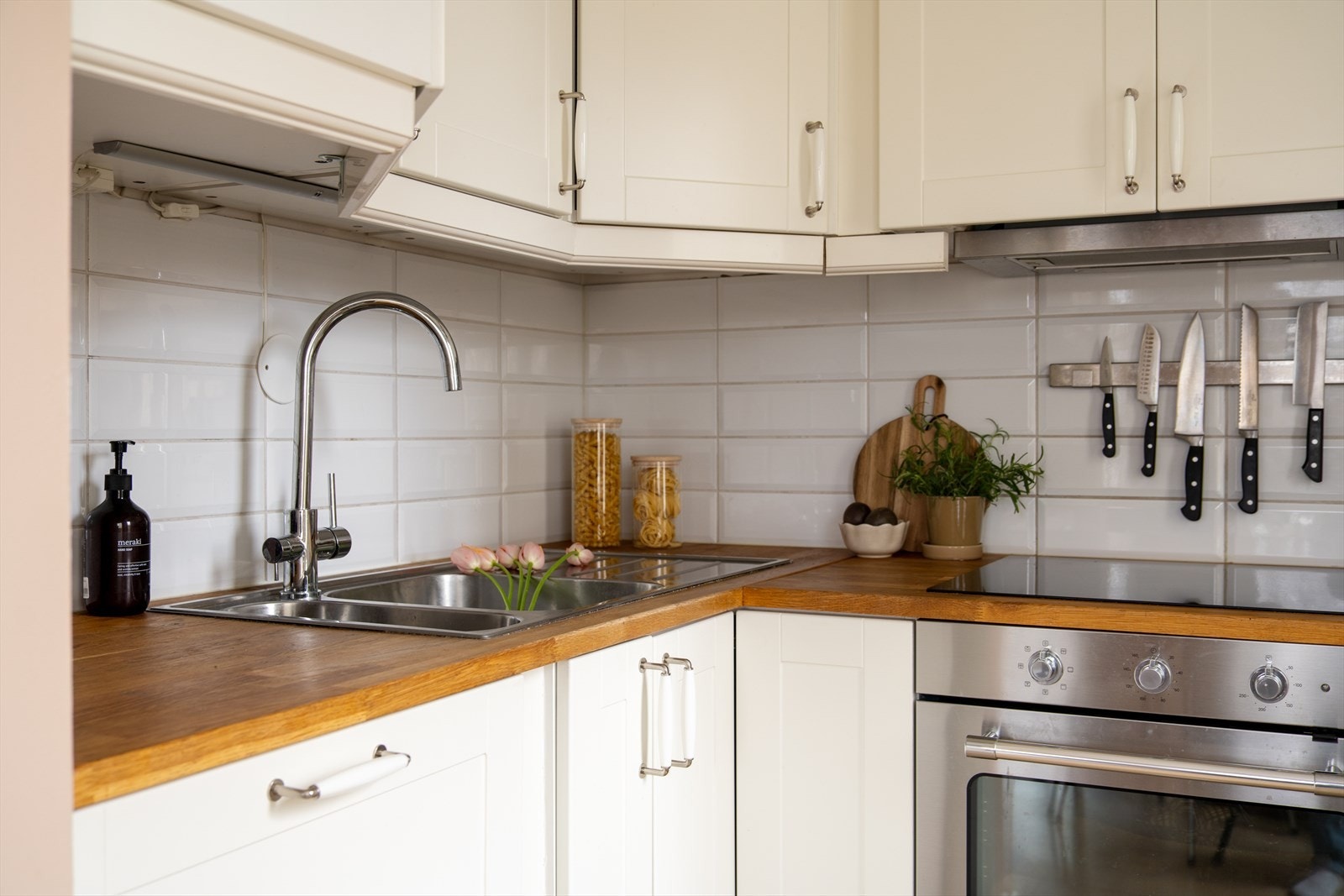 benkeplate er i tre, og det er fliser på veggflater. Galleribilde