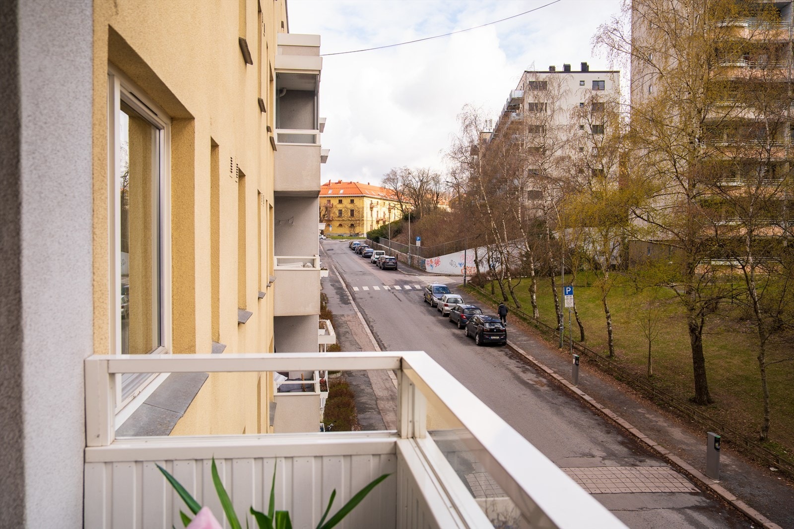 Boligen ligger fint til ut mot en rolig sidegate med kort vei til "alt" av servicetilbud og kollektivtrafikk. Galleribilde