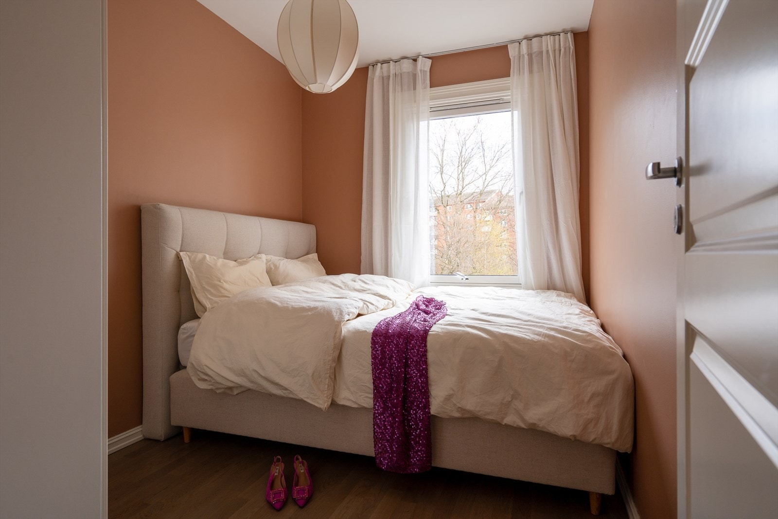 Soverom med god plass til dobbeltseng og tilhørende garderobeskap. Galleribilde