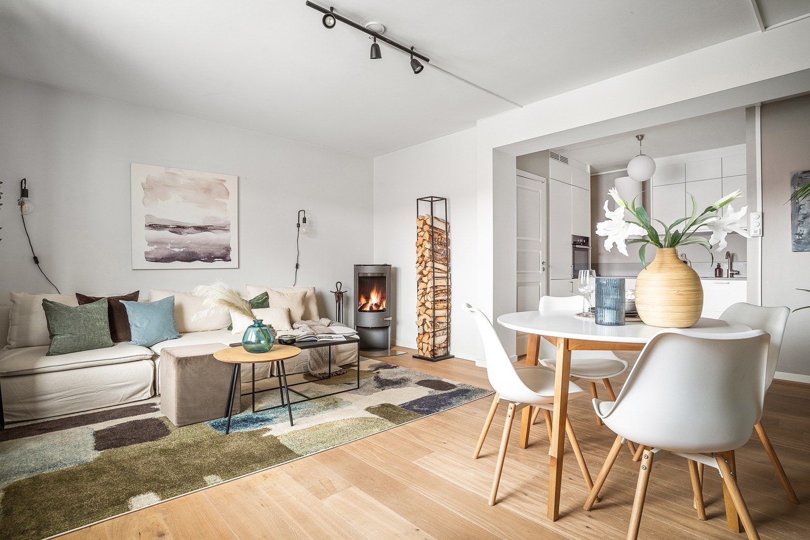 Romslig stue med peisovn og god plass til sofagruppe og spisebord Galleribilde