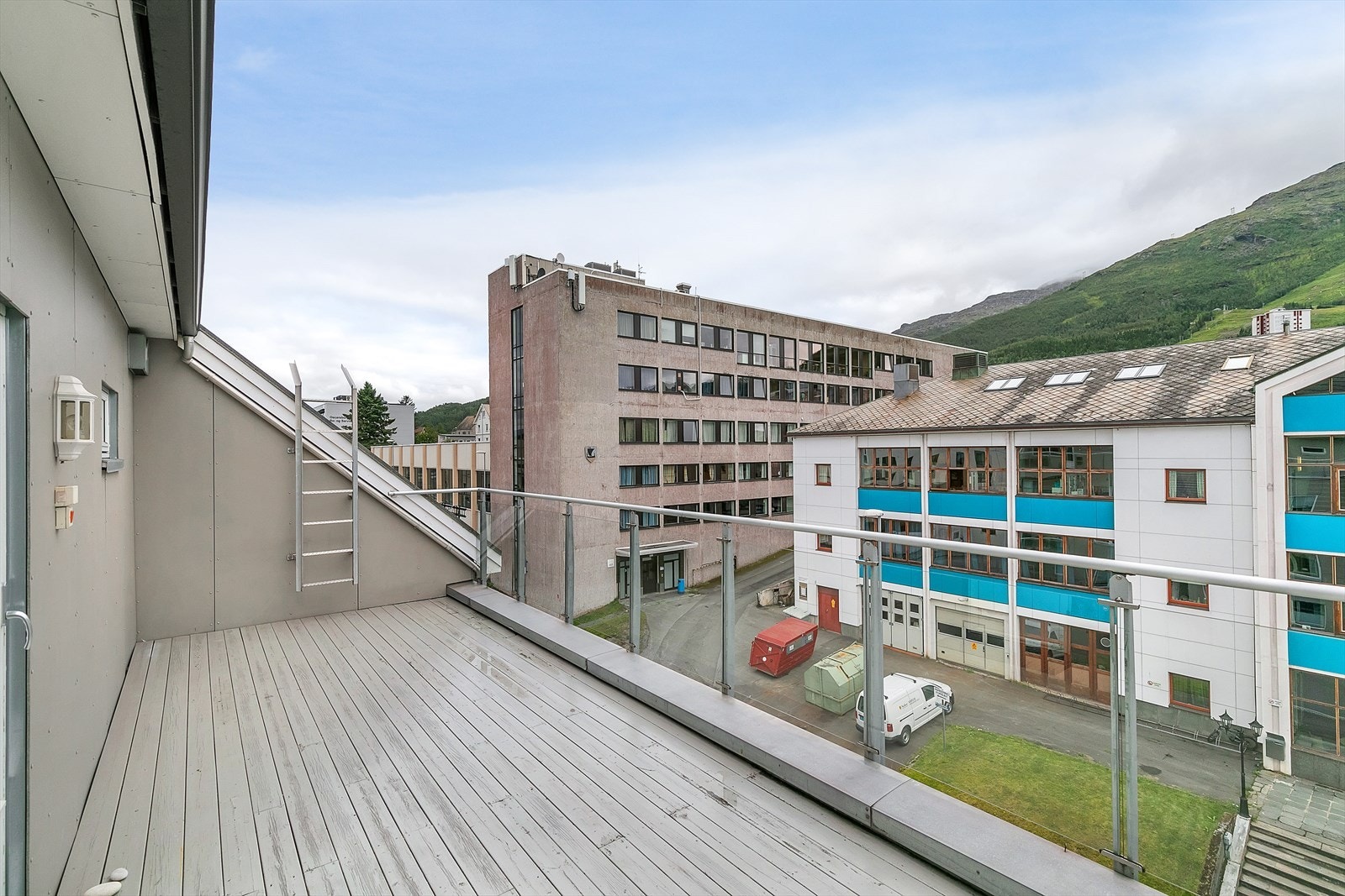 Terrasse nr. 2 ved kjøkken - Her er det gode solforhold morgen og formiddag Galleribilde