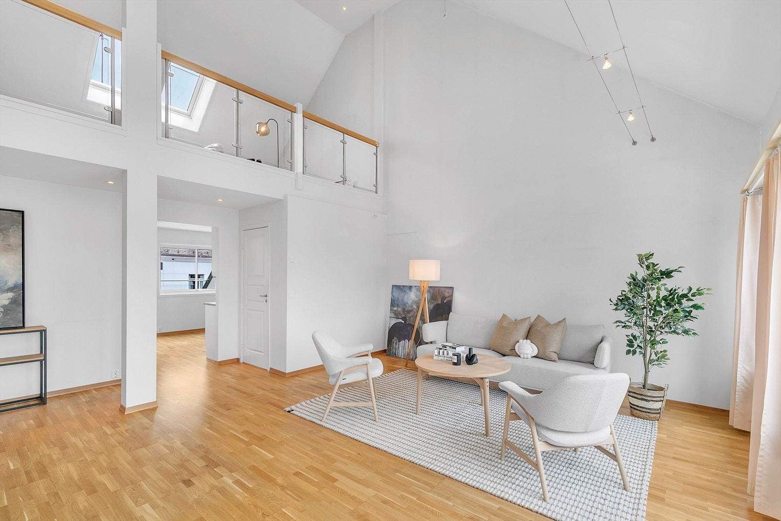 Stuen er romslig og har god takhøyde på hele 6 meter på det høyeste
! Galleribilde