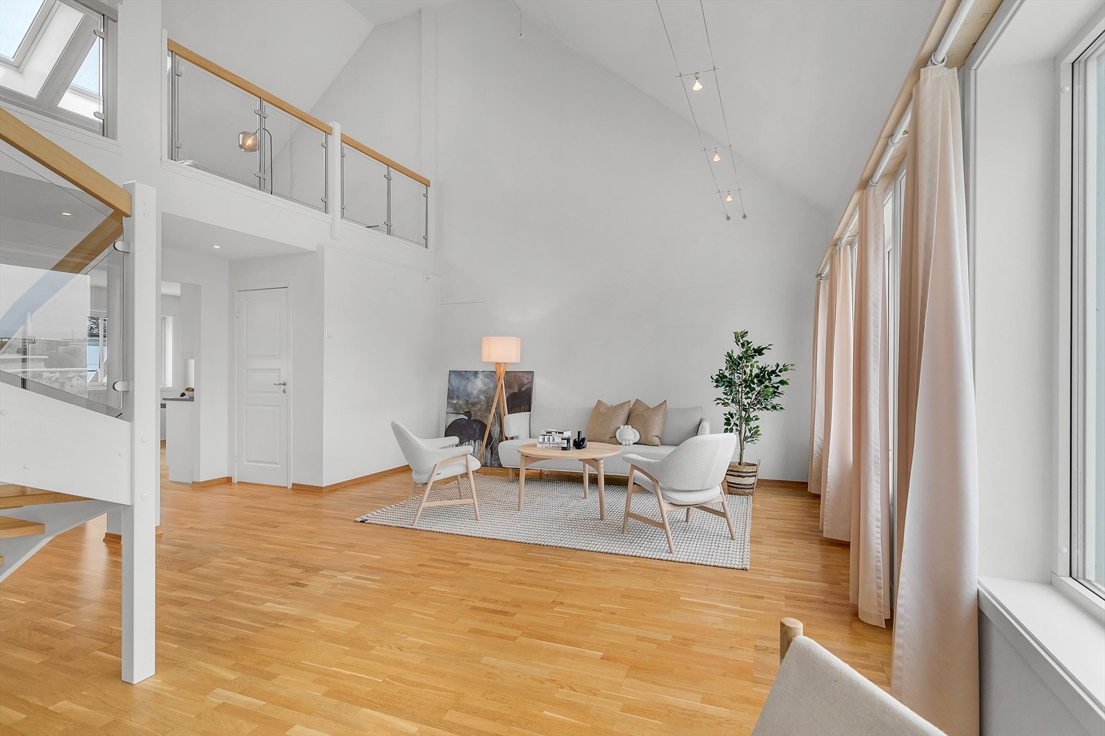 Takhøyde på ca. 6 meter på det høyeste, det gir en god romfølelse! Galleribilde