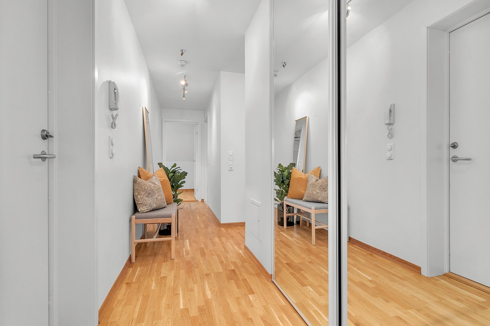 I gangen er det skyvedørsgarderobe Galleribilde