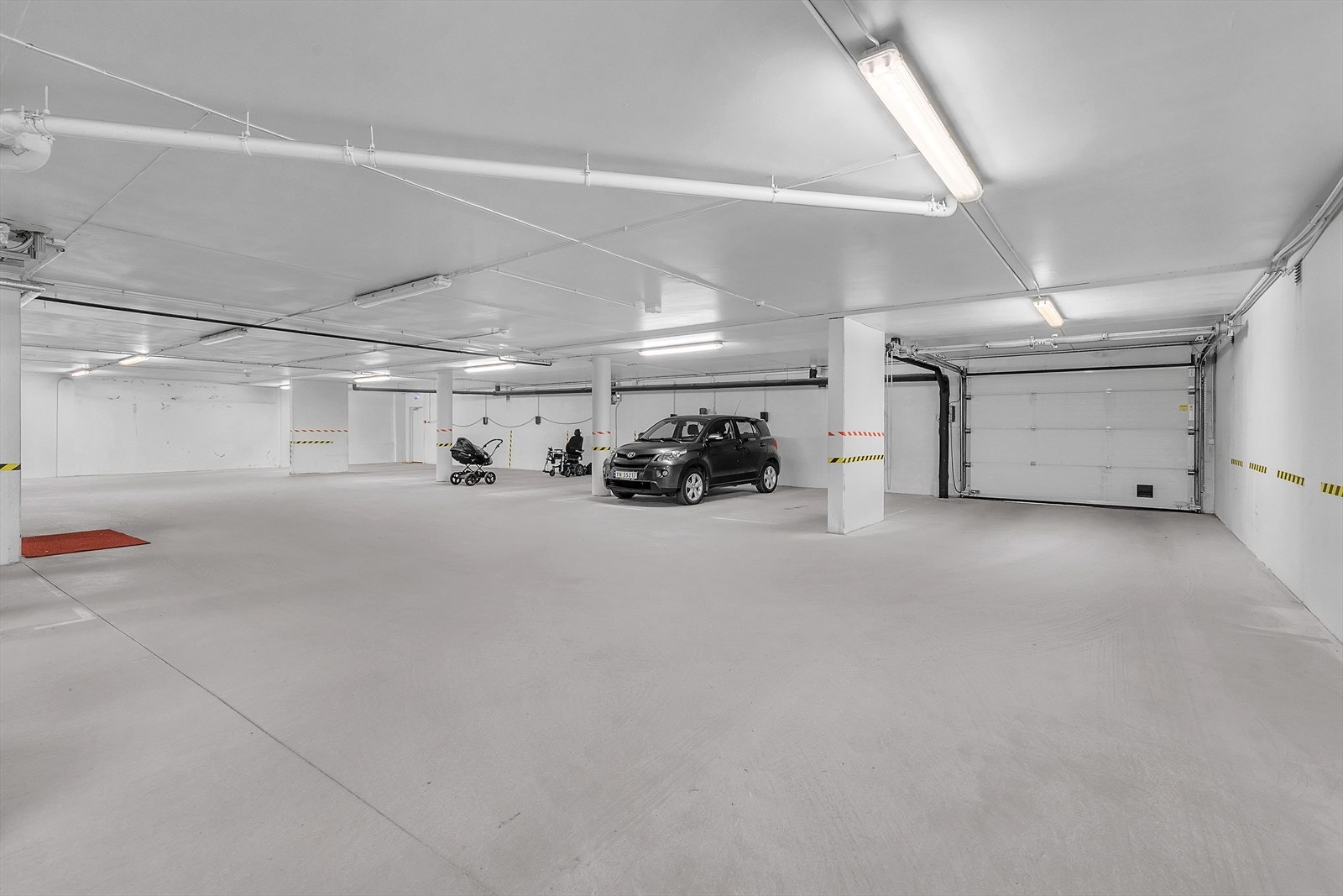 Parkeringsplass i felles garasje - Her kan bilen stå tørt hele året Galleribilde