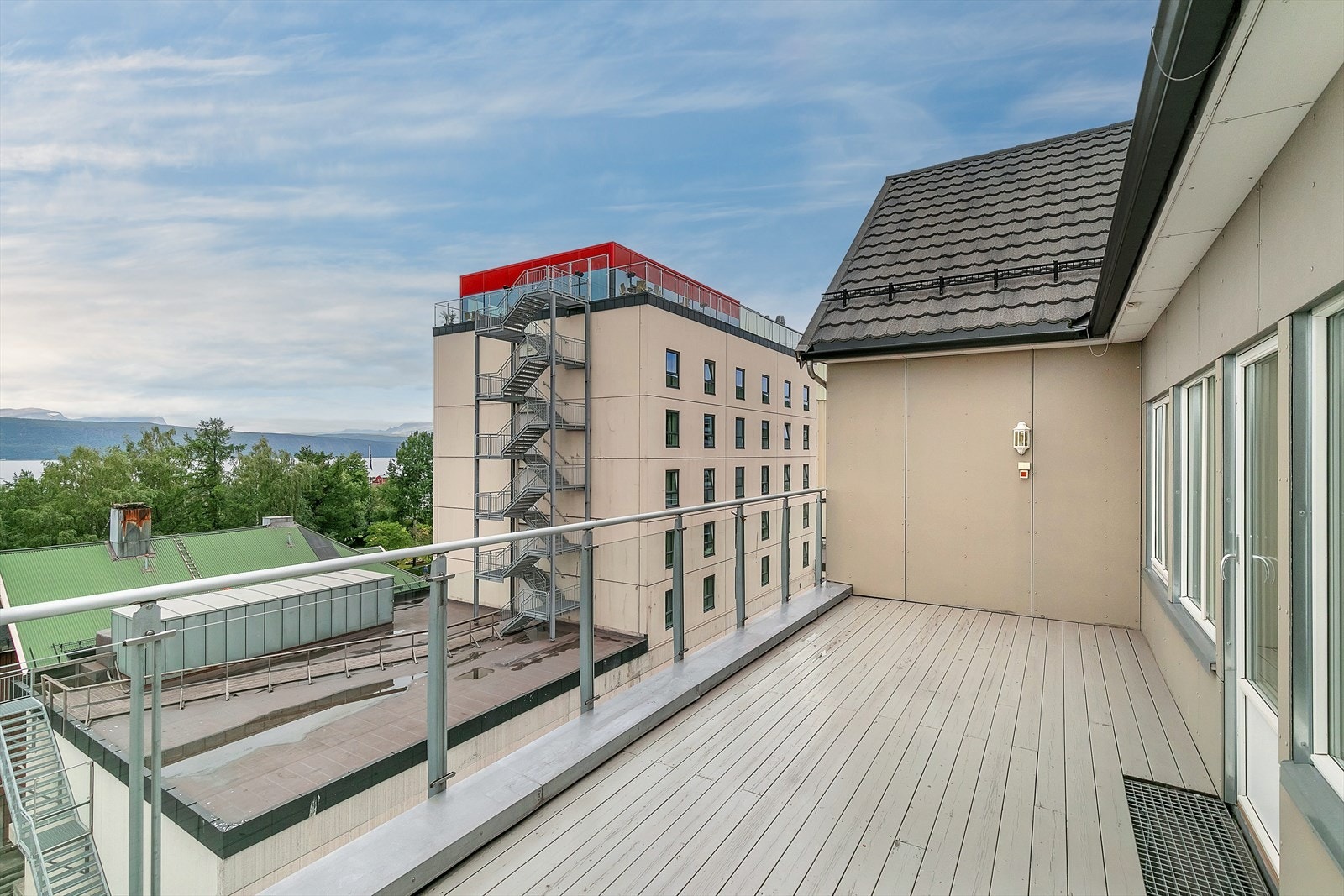 Terrasse på ca. 20 m² - Her har du god plass til utemøblene Galleribilde