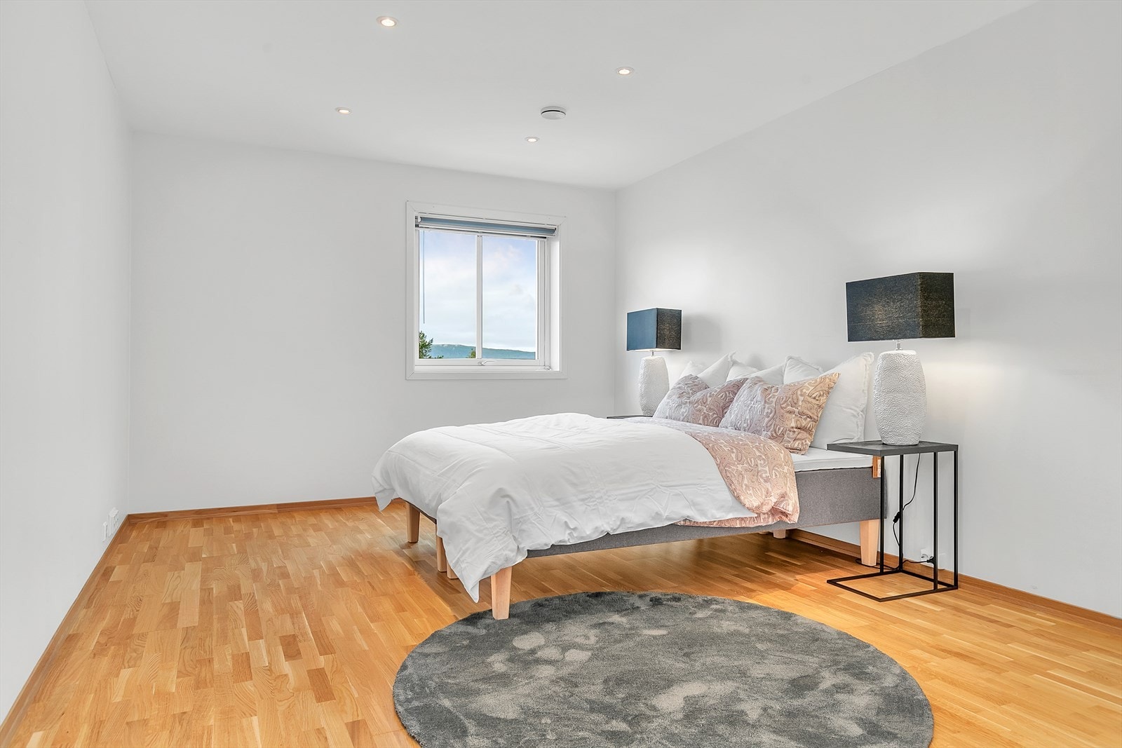 Soverom 1 med god plass for garderobe Galleribilde