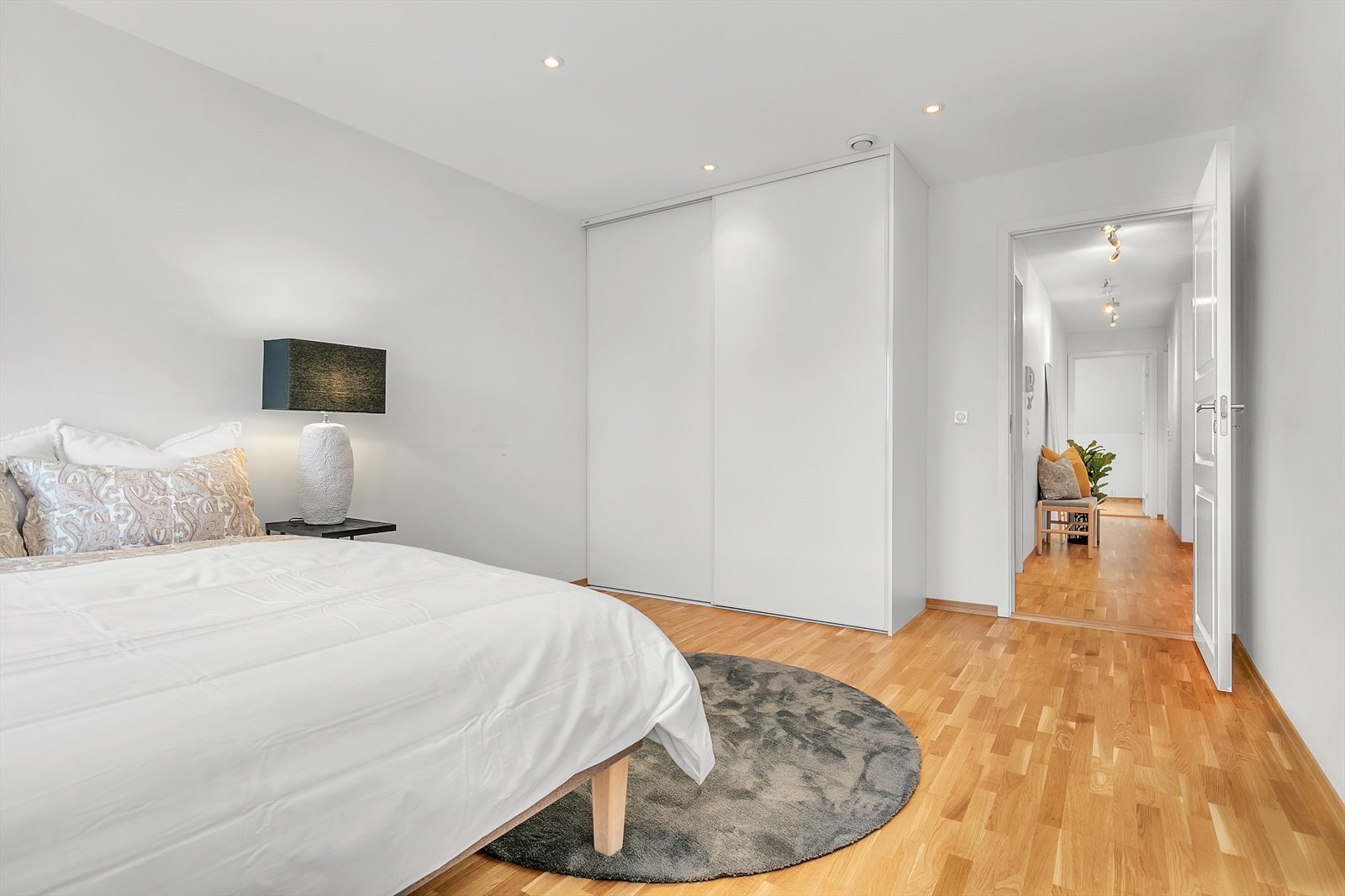 Soverom 1 med skyvedørsgarderobe Galleribilde