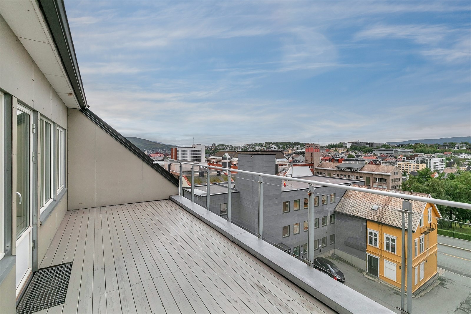 Her er 1 av 2 terrasser - Her har du gode solforhold på ettermiddag og kveld Galleribilde