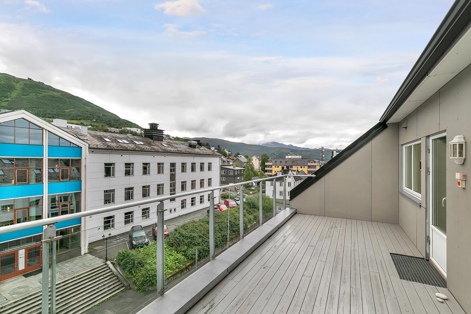 Terrasse nr. 2 ved kjøkken er på ca. 20 m² Galleribilde