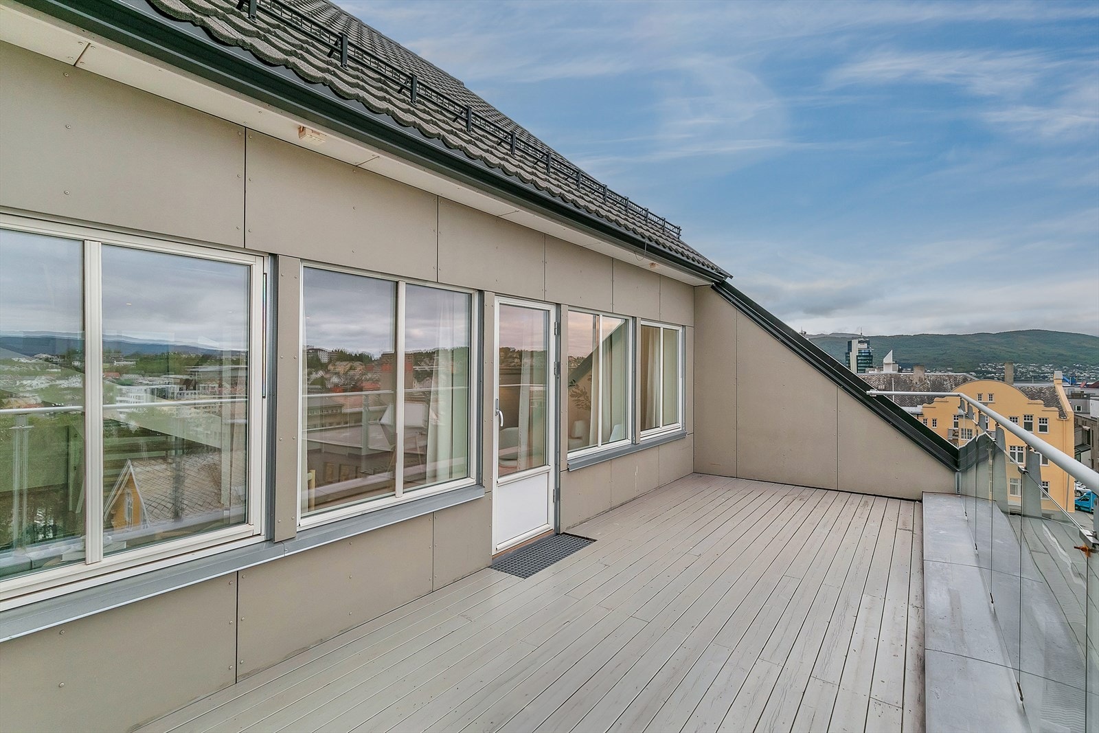 Fra stue er det adkomst til terrasse - Her er det gode solforhold ettermiddag og kveld Galleribilde