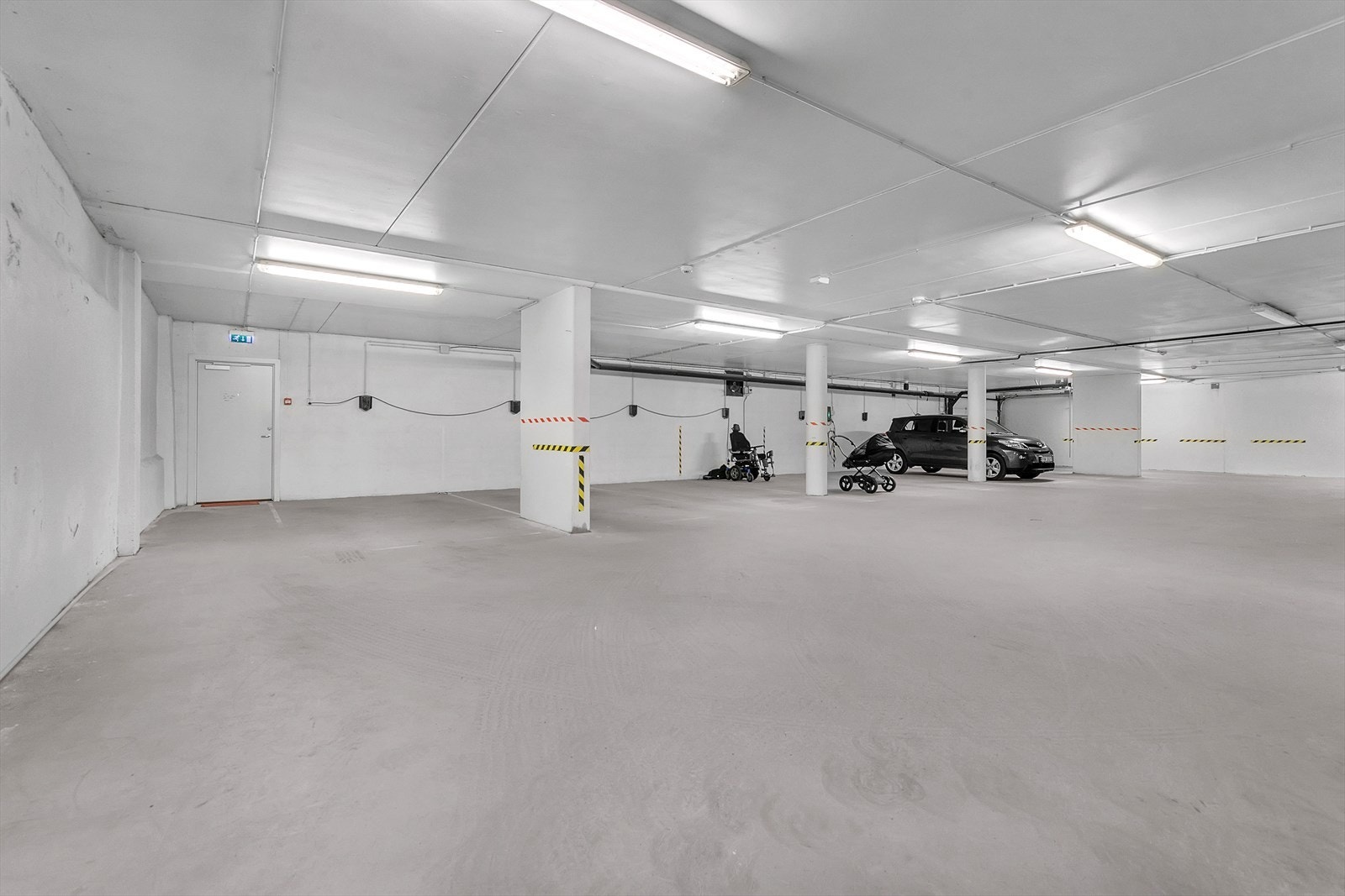 Parkeringsplass med mulighet for el-billader i felles garasjeanlegg Galleribilde