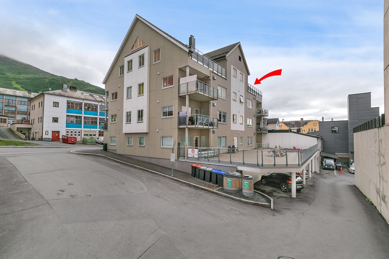Blokka har garasjeanlegg i kjeller og stor felles terrasse Galleribilde